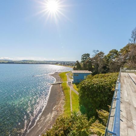 Spectacular Lakefront Home Taupo Exterior foto