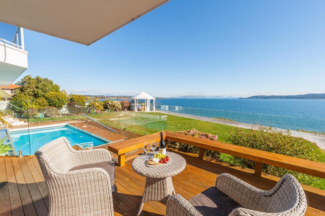 Spectacular Lakefront Home Taupo Exterior foto