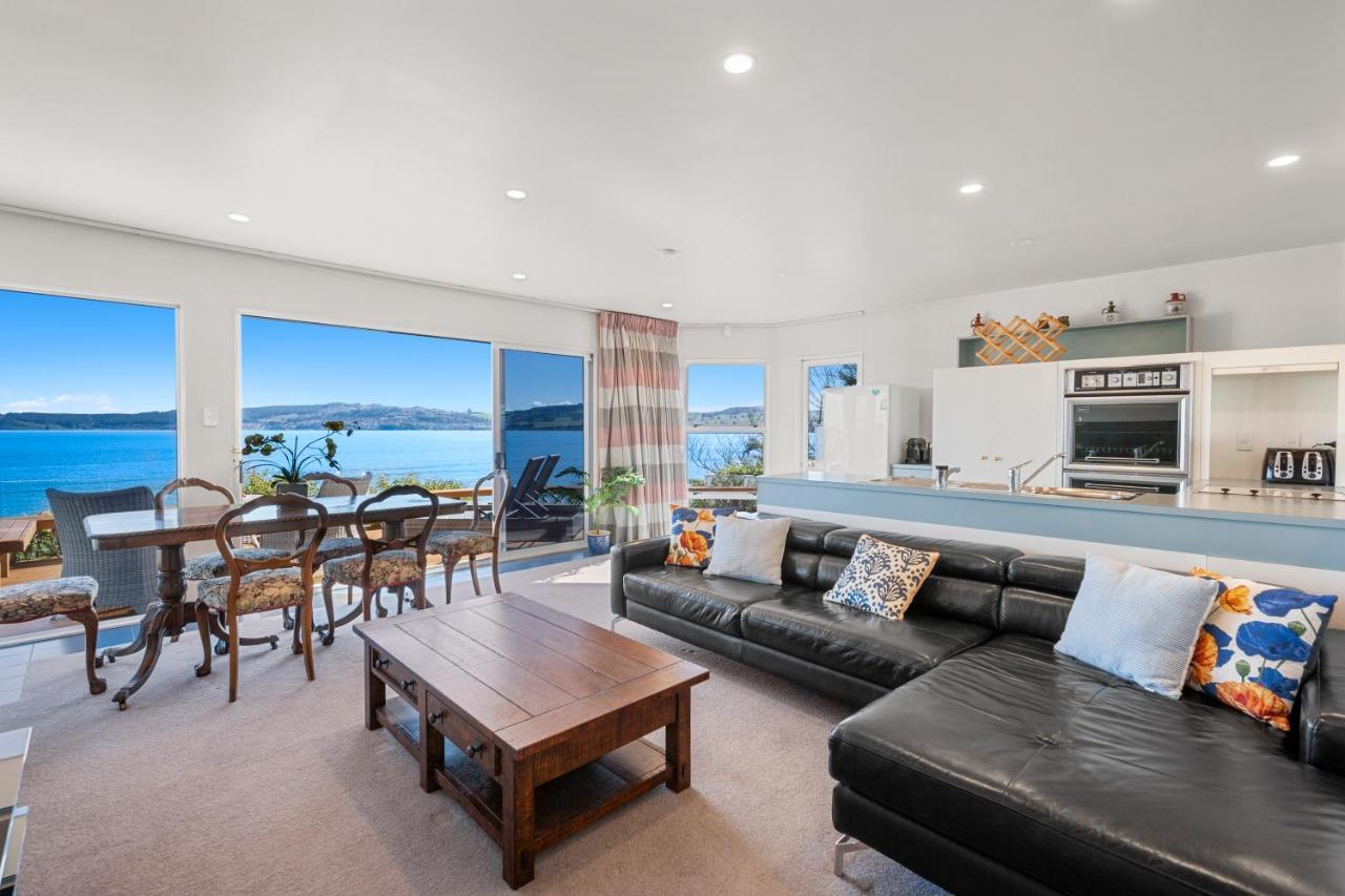 Spectacular Lakefront Home Taupo Exterior foto